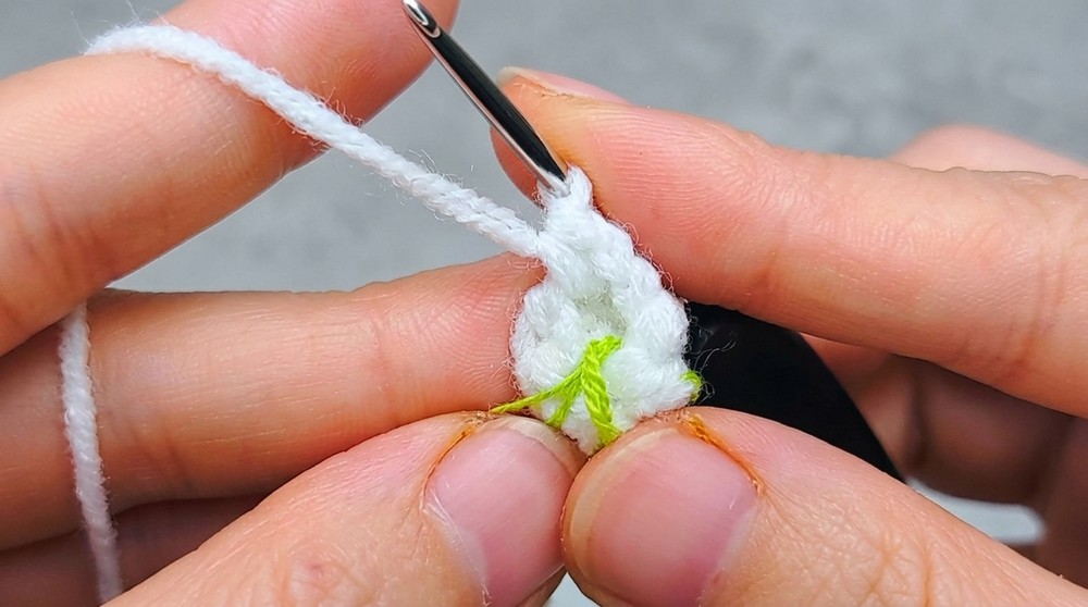 How to Crochet Ghost Keychain Pattern for Trendy Everyday Style
