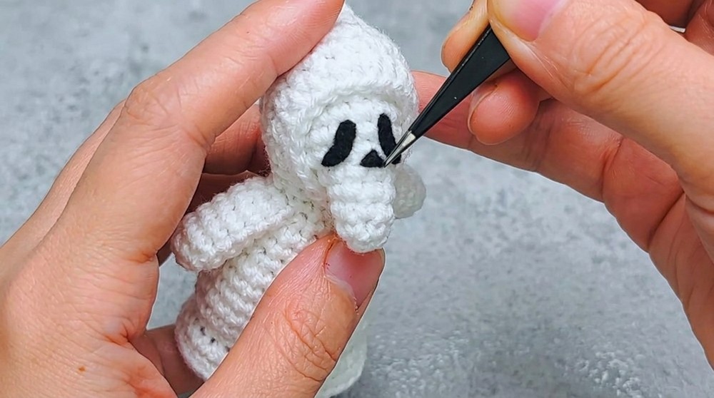 How to Crochet Ghost Keychain Pattern for Trendy Everyday Style