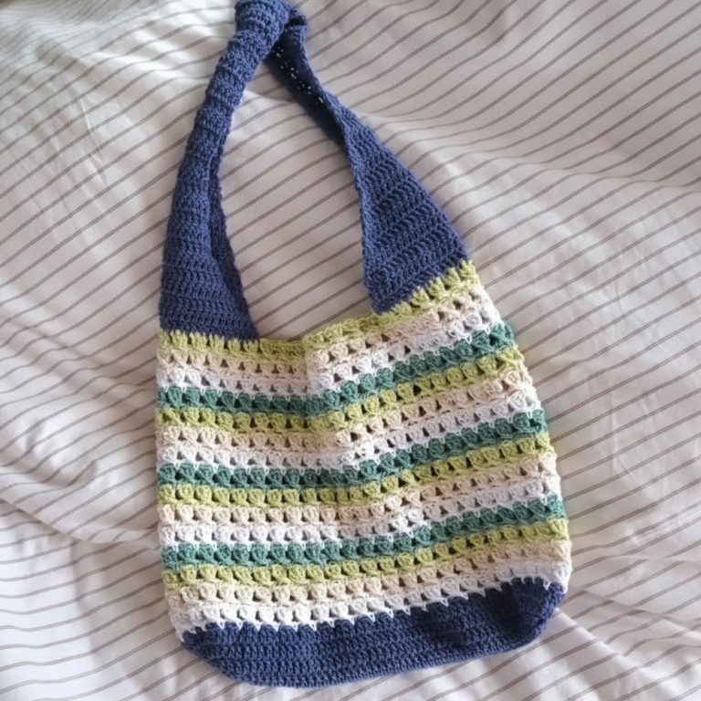Crochet a  Hobo Bag Pattern That’s Perfect for All Seasons