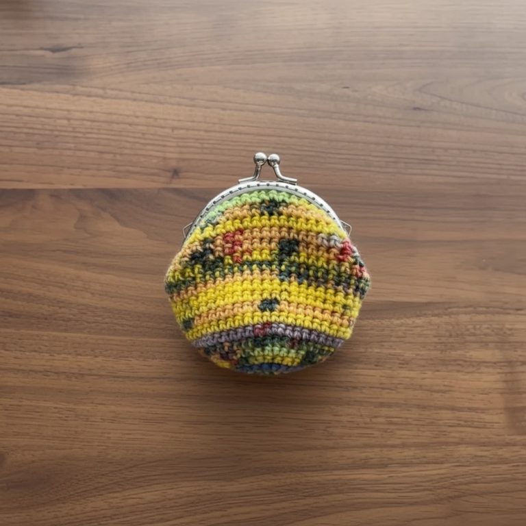 Gleaming Crochet Opal Yarn Purse Pattern with Trendy Twist