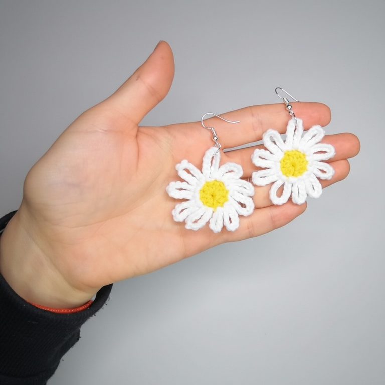 Charming Crochet Daisy Earrings Pattern for Vibrant Looks