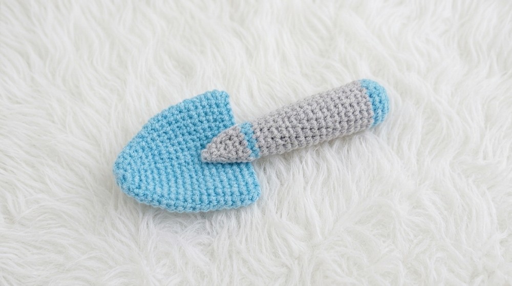 Crochet Mini Shovel Pattern 4