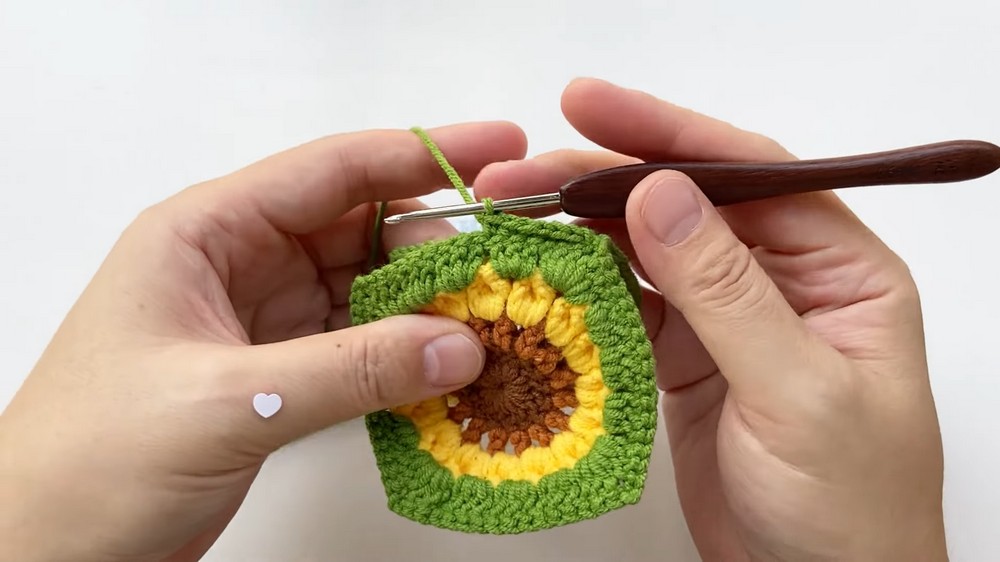 Crochet Sunflower Earphone Bag Pattern 3