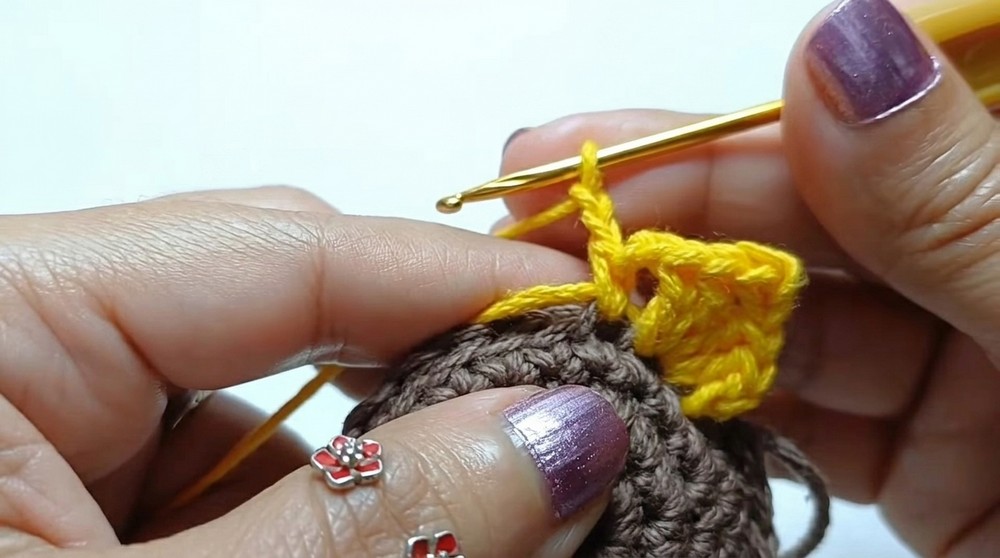 Crochet Sunflower Keychain Pattern 2