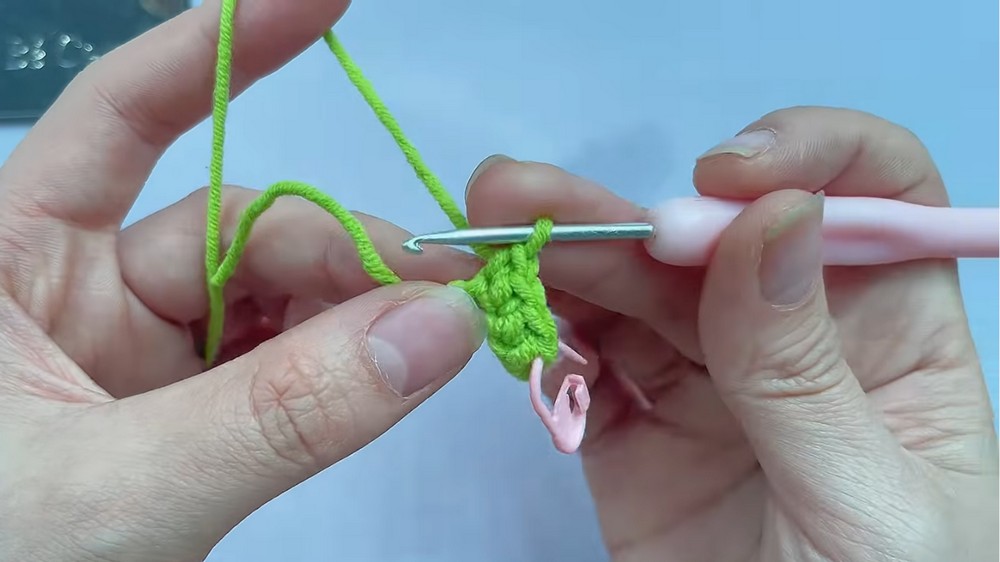 Crochet Apple shaped Headphone Pattern 1