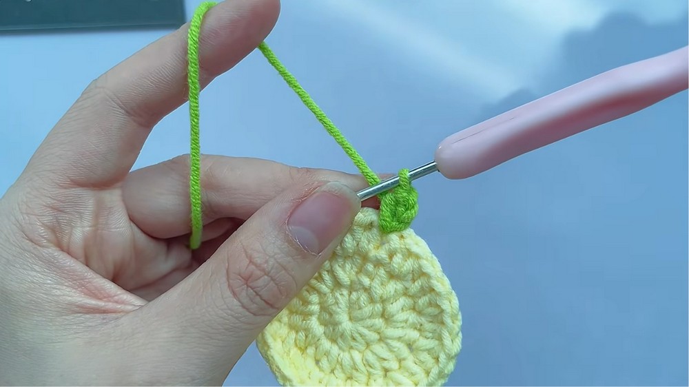 Crochet Apple shaped Headphone Pattern 2