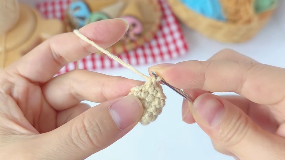 Crochet Ice Cream Cone Pattern Easy Step-by-Step DIY Crochet Desserts3