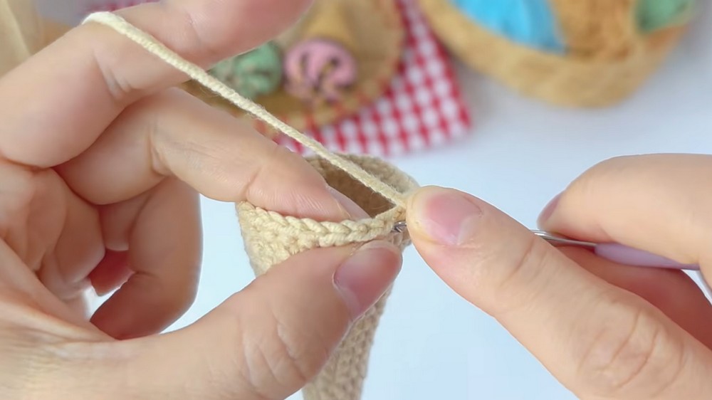 Crochet Ice Cream Cone Pattern Easy Step-by-Step DIY Crochet Desserts5