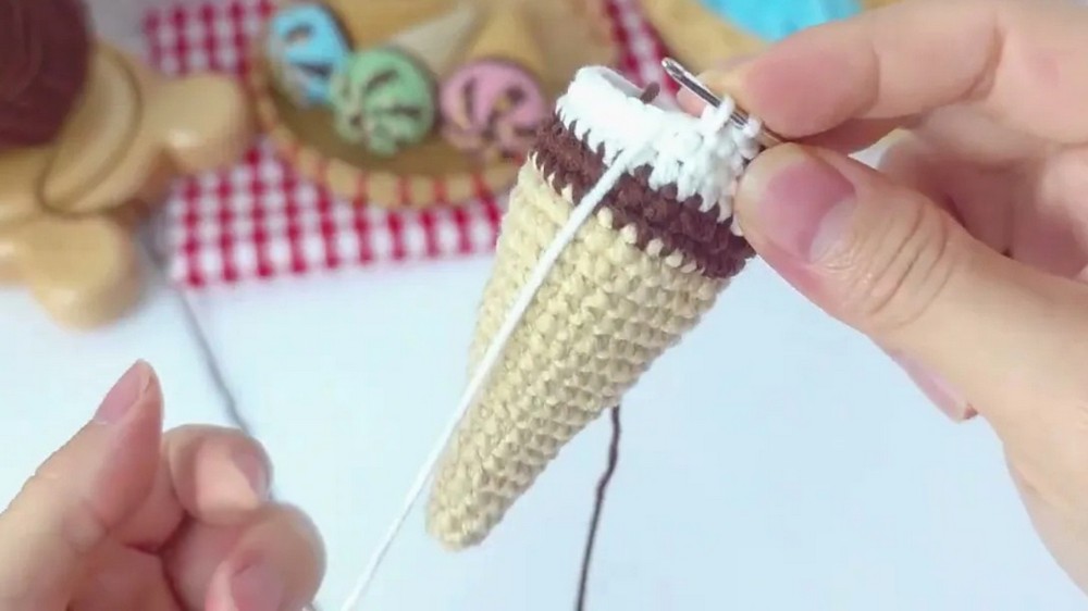 Crochet Ice Cream Cone Pattern Easy Step-by-Step DIY Crochet Desserts6