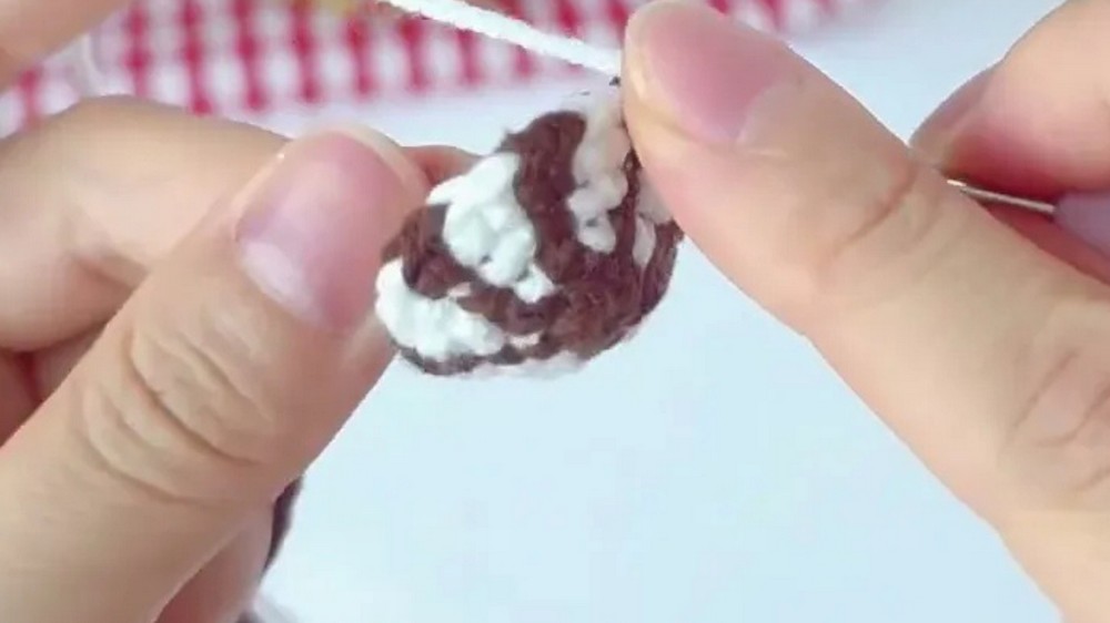 Crochet Ice Cream Cone Pattern Easy Step-by-Step DIY Crochet Desserts9