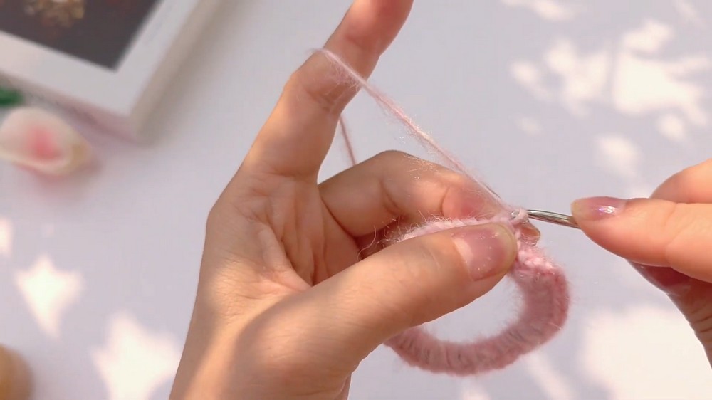 Crochet Scrunchie Tutorial – Easy & Cute Hair Tie for Beginners 4