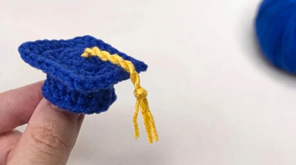 Crochet a Tiny Graduation Cap 🎓 Easy Beginner Tutorial 2