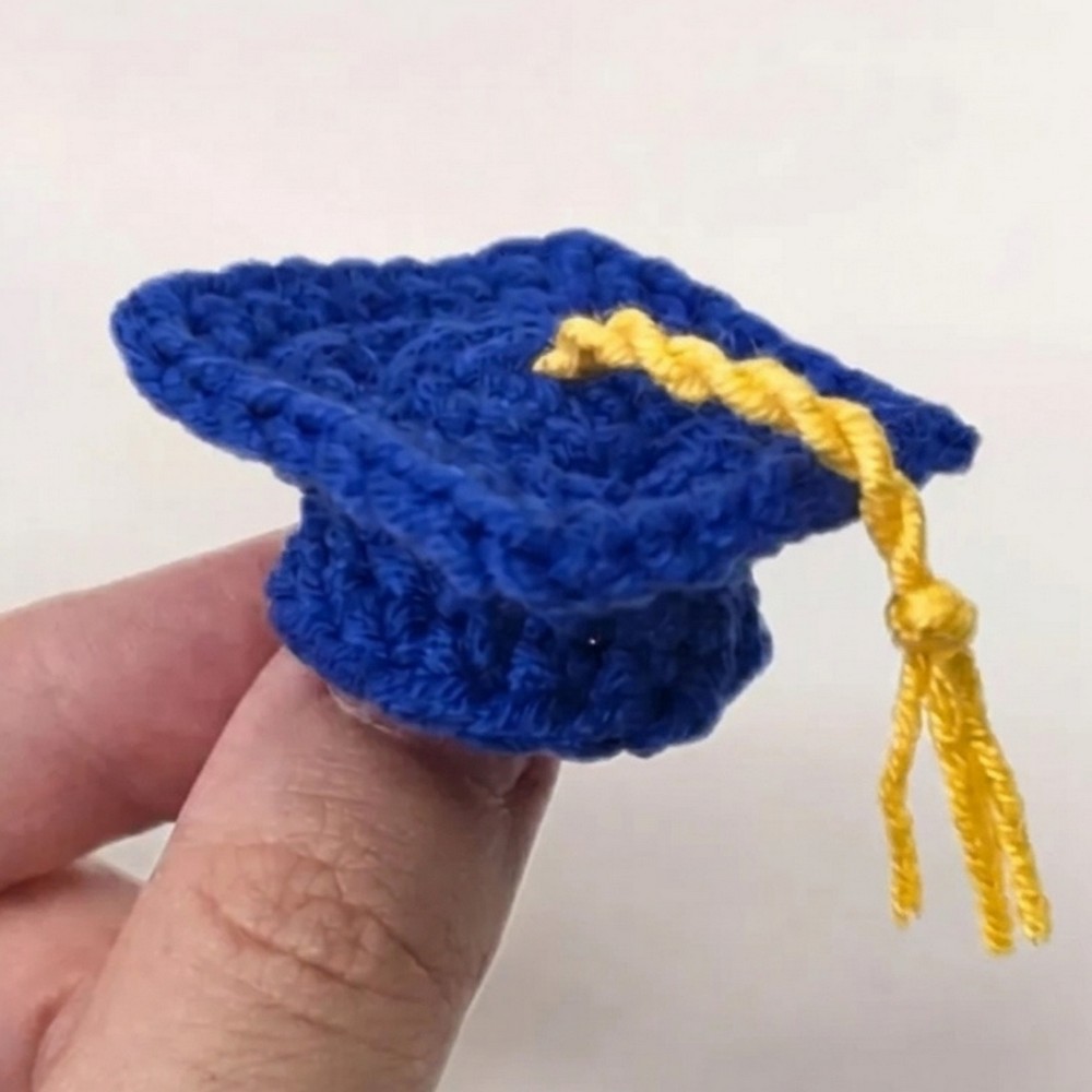 Crochet a Tiny Graduation Cap 🎓 Easy Beginner Tutorial 9