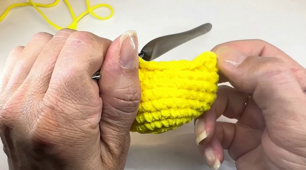Crochet a little duck 🩵 Easy Amigurumi for beginners Step-by-step tutorial (4)