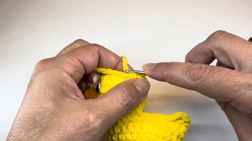 Crochet a little duck 🩵 Easy Amigurumi for beginners Step-by-step tutorial (5)