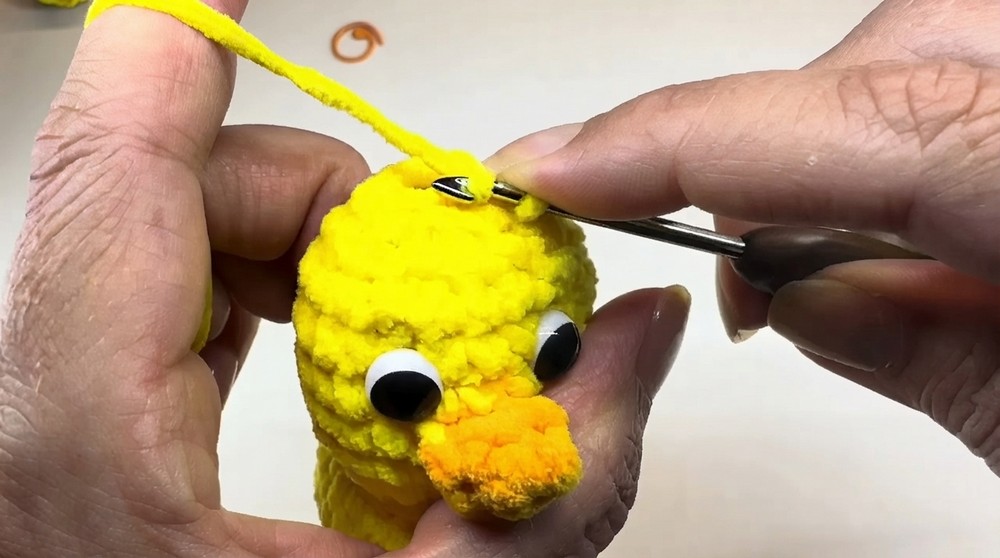 Crochet a little duck 🩵 Easy Amigurumi for beginners Step-by-step tutorial (6)