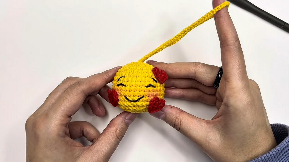 Cute Crochet Love Emoji 🥰 Beginner Keychain Tutorial 7