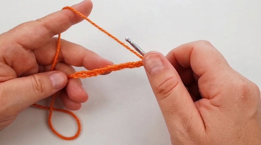 EASY Crochet Pattern keychain Pumpkin for the beginners Halloween HOW TO (3)