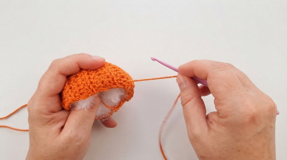 EASY Crochet Pattern keychain Pumpkin for the beginners Halloween HOW TO (6)