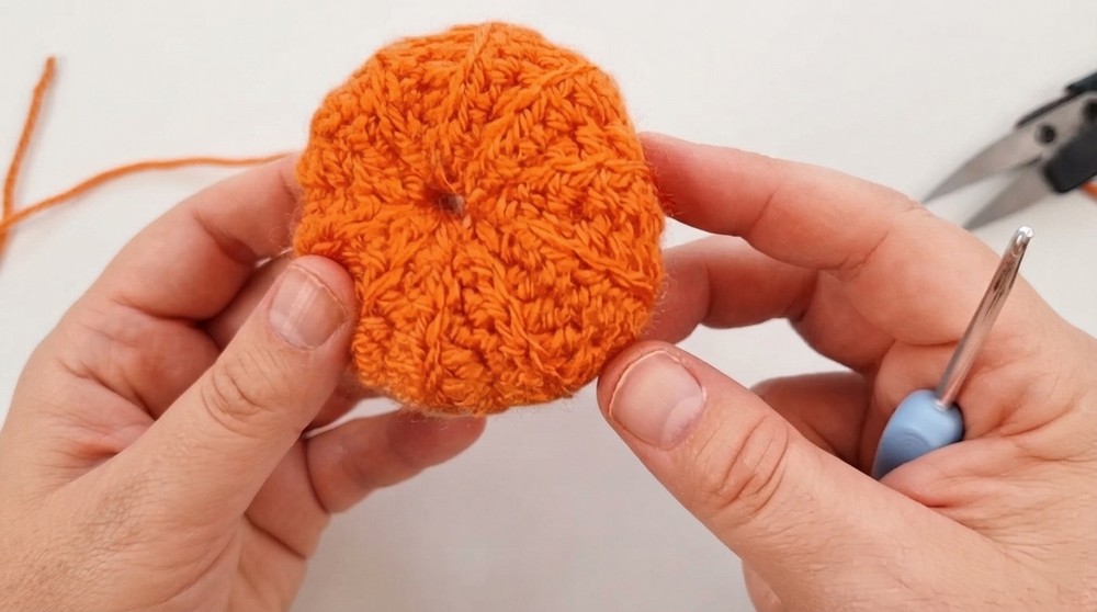 EASY Crochet Pattern keychain Pumpkin for the beginners Halloween HOW TO (7)