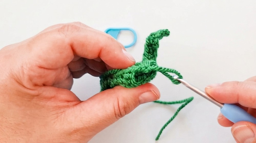 EASY Crochet Pattern keychain Pumpkin for the beginners Halloween HOW TO (8)