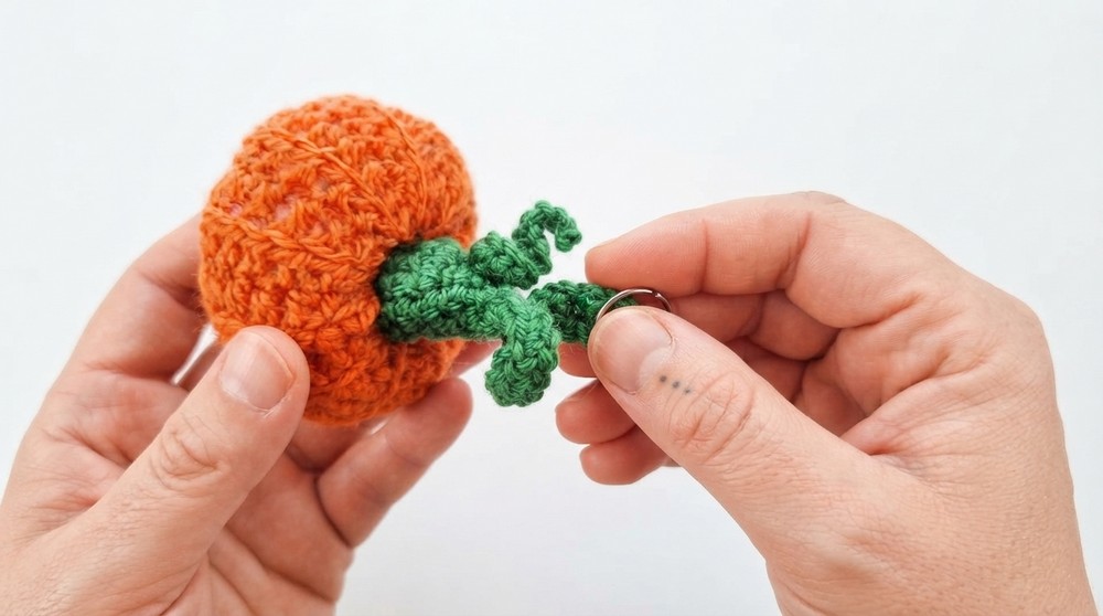 EASY Crochet Pattern keychain Pumpkin for the beginners Halloween HOW TO (9)