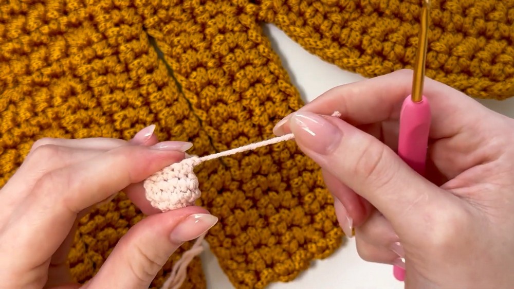 Easy Crochet Mini Cat Tutorial Cute Amigurumi Keychain (Subtitles EN, ES, PT) 3