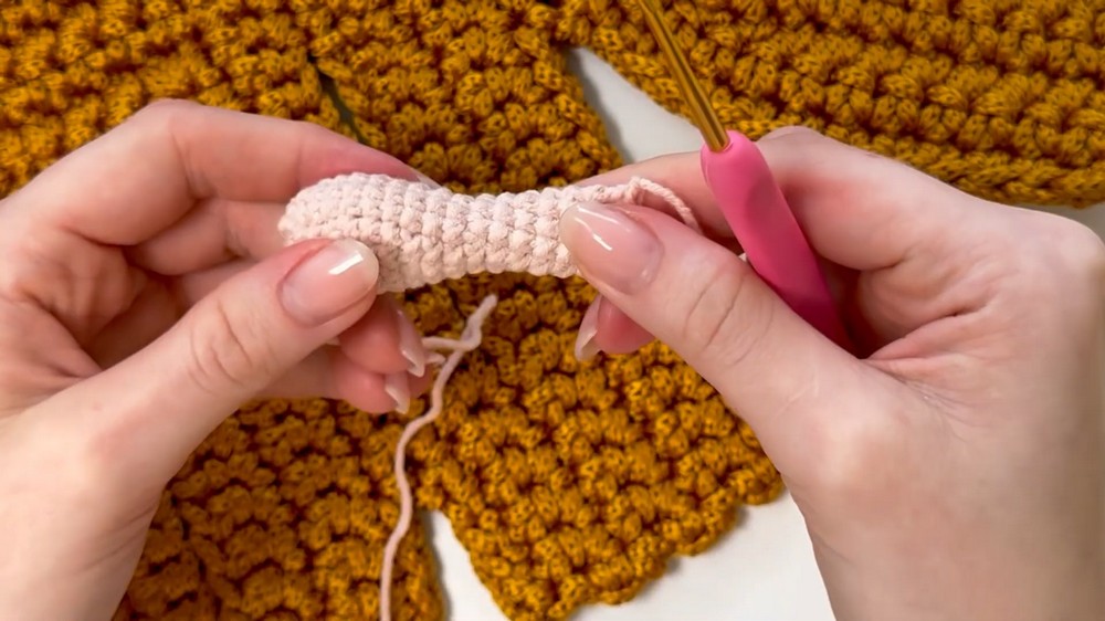 Easy Crochet Mini Cat Tutorial Cute Amigurumi Keychain (Subtitles EN, ES, PT) 4