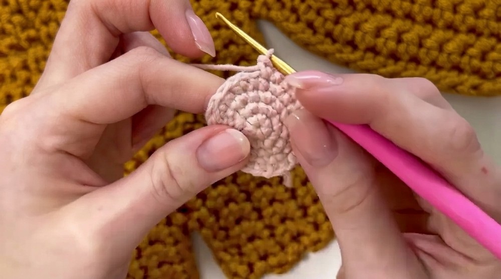 Easy Crochet Mini Cat Tutorial Cute Amigurumi Keychain (Subtitles EN, ES, PT) 5