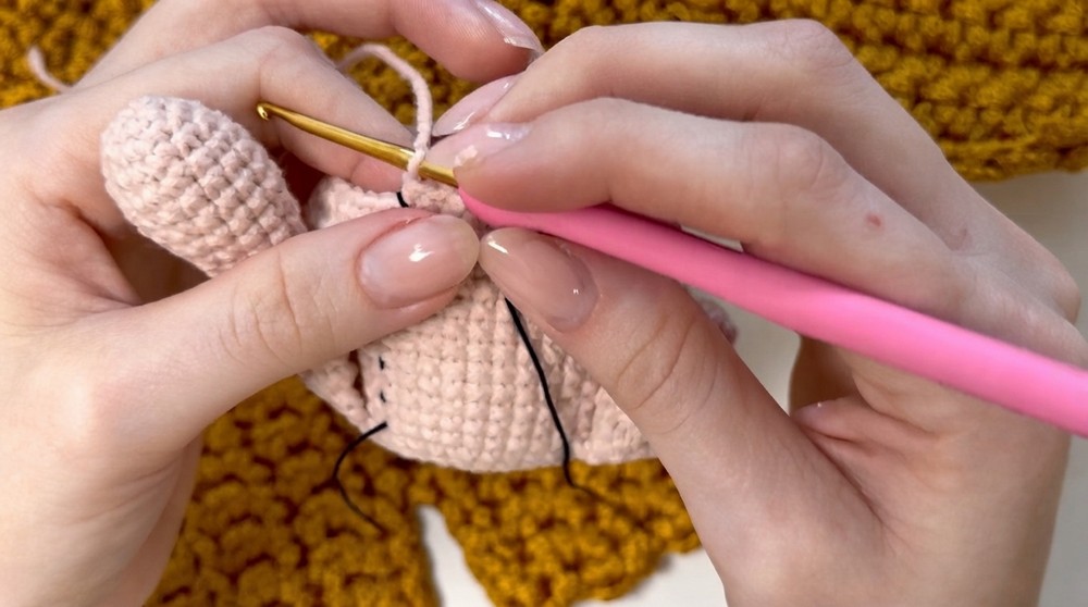 Easy Crochet Mini Cat Tutorial Cute Amigurumi Keychain (Subtitles EN, ES, PT) 7