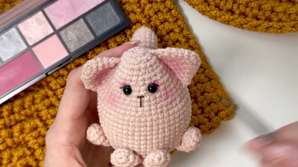 Easy Crochet Mini Cat Tutorial Cute Amigurumi Keychain (Subtitles EN, ES, PT) 9