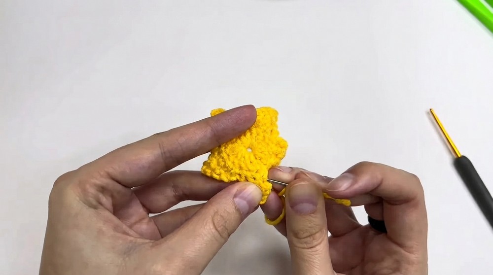 Flat Crochet Star ⭐ So Easy! Tutorial for Beginners 6