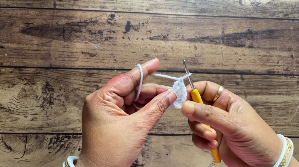 How to Crochet Skull Keychain Easy Halloween Tutorial for Beginners (3)