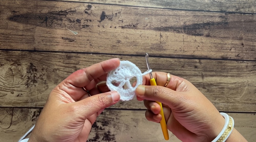 How to Crochet Skull Keychain Easy Halloween Tutorial for Beginners (4)