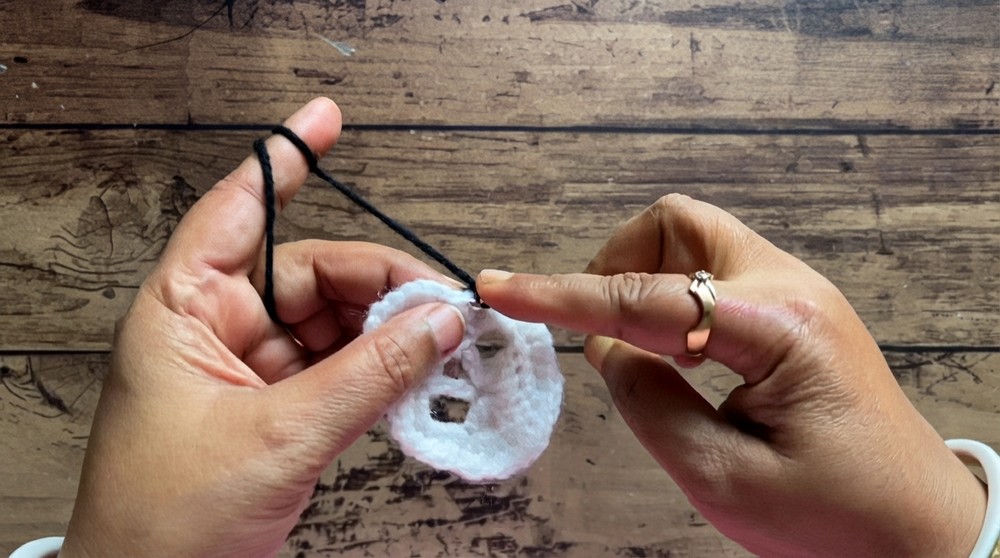 How to Crochet Skull Keychain Easy Halloween Tutorial for Beginners (5)