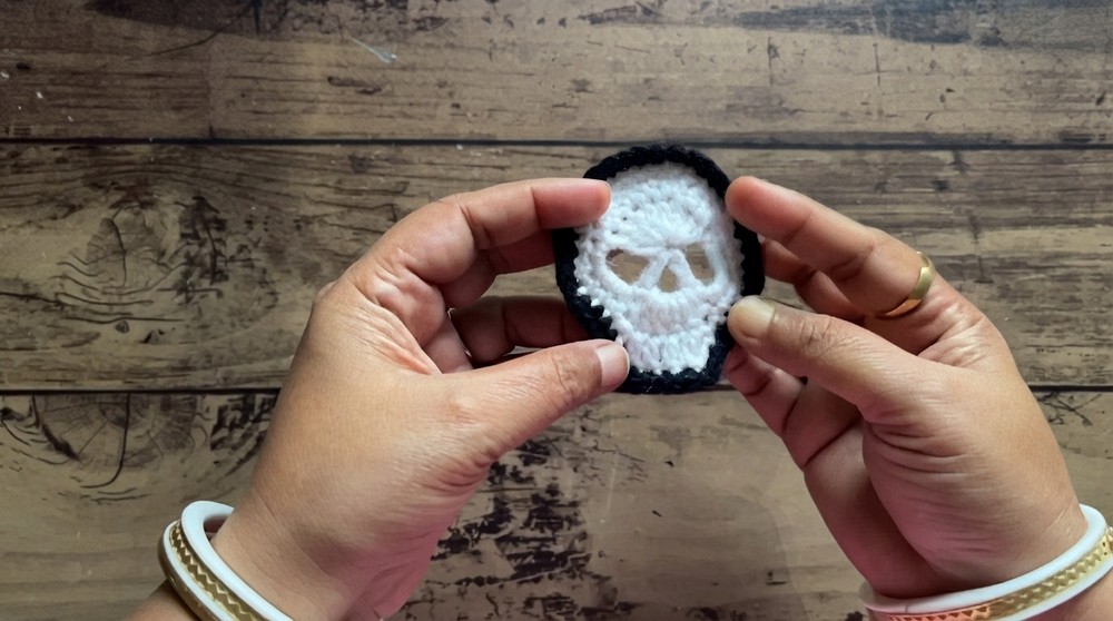 How to Crochet Skull Keychain Easy Halloween Tutorial for Beginners (6)