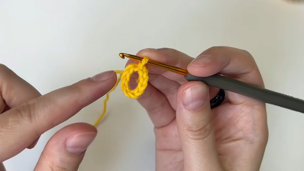How to Crochet a Mini Duck Pool Float Plus a Classic Striped Float (11)