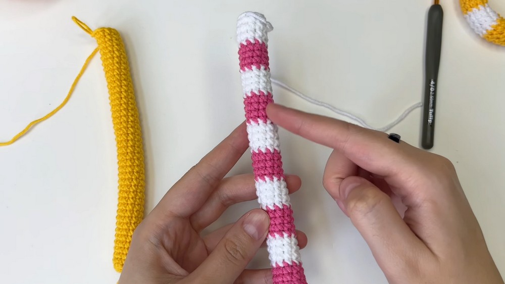 How to Crochet a Mini Duck Pool Float Plus a Classic Striped Float (16)