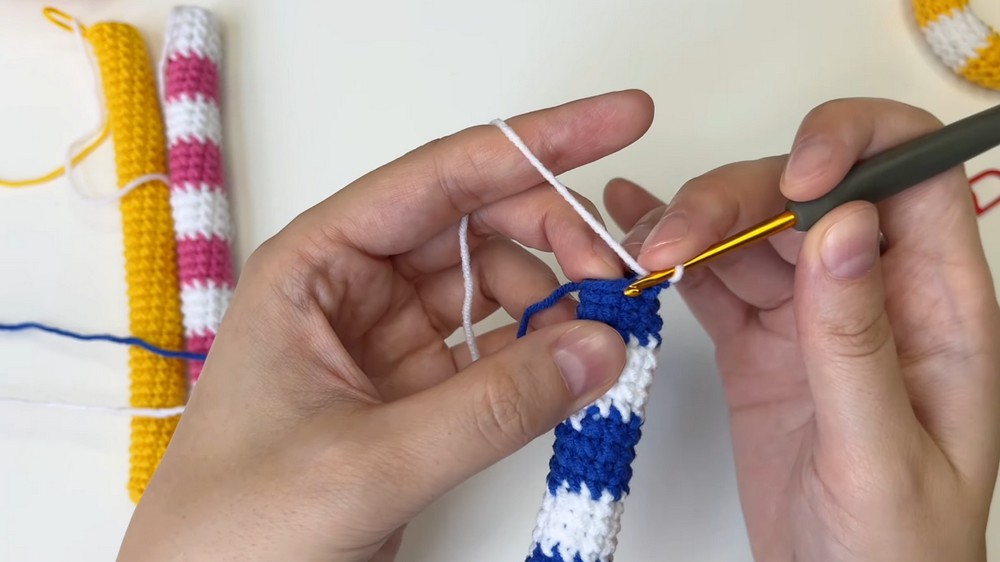 How to Crochet a Mini Duck Pool Float Plus a Classic Striped Float (17)