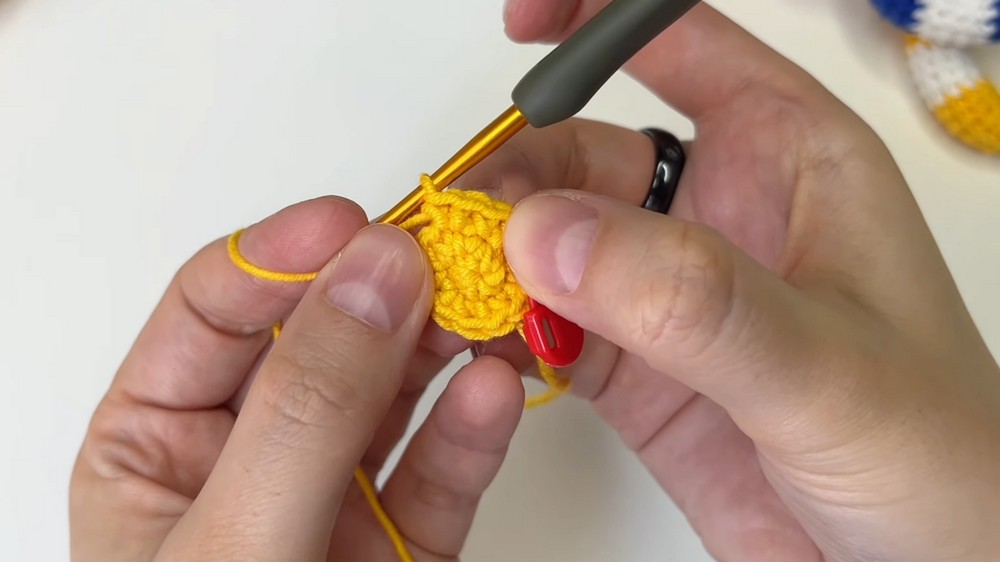 How to Crochet a Mini Duck Pool Float Plus a Classic Striped Float (18)