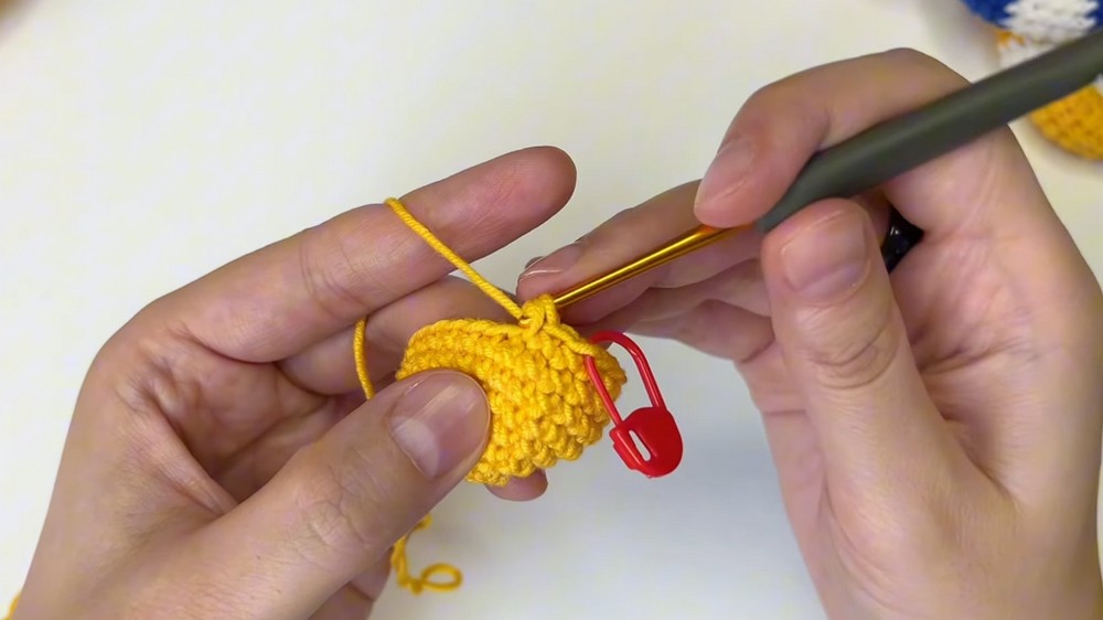 How to Crochet a Mini Duck Pool Float Plus a Classic Striped Float (19)