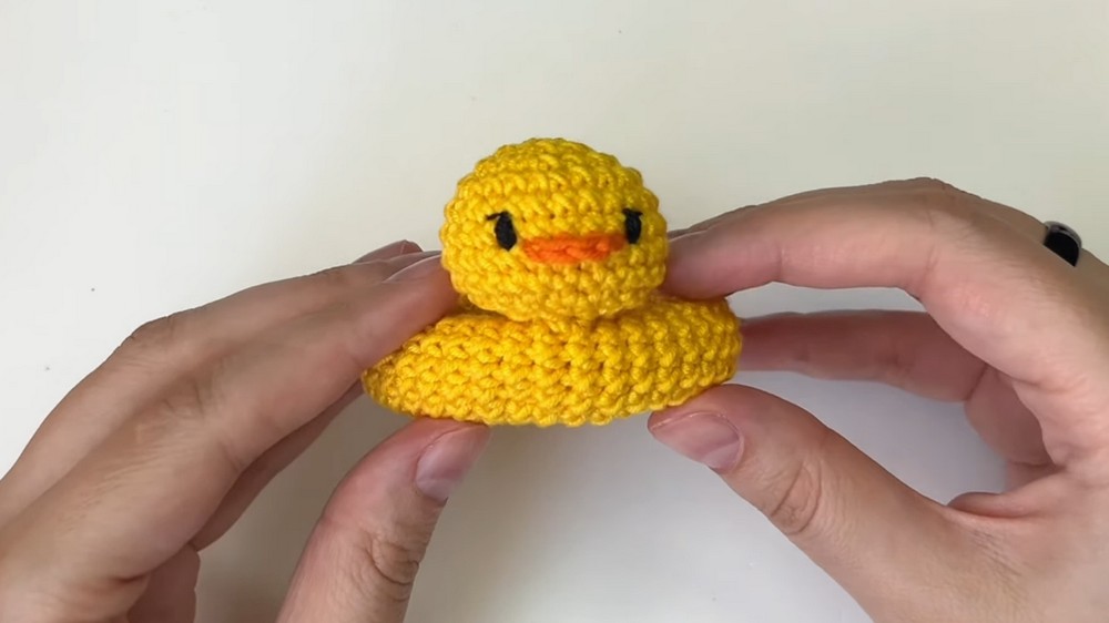 How to Crochet a Mini Duck Pool Float Plus a Classic Striped Float (22)