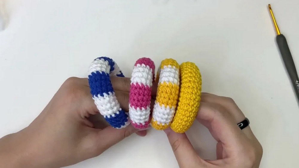 How to Crochet a Mini Duck Pool Float Plus a Classic Striped Float (23)