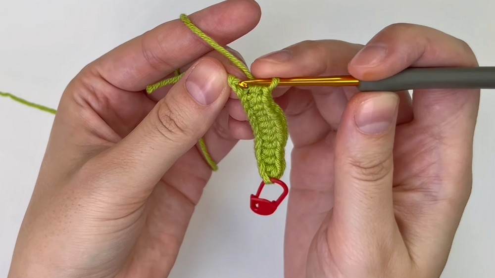 How to Crochet a Tulip Keychain 🌷 Easy, Fast & Beginner Friendly 3