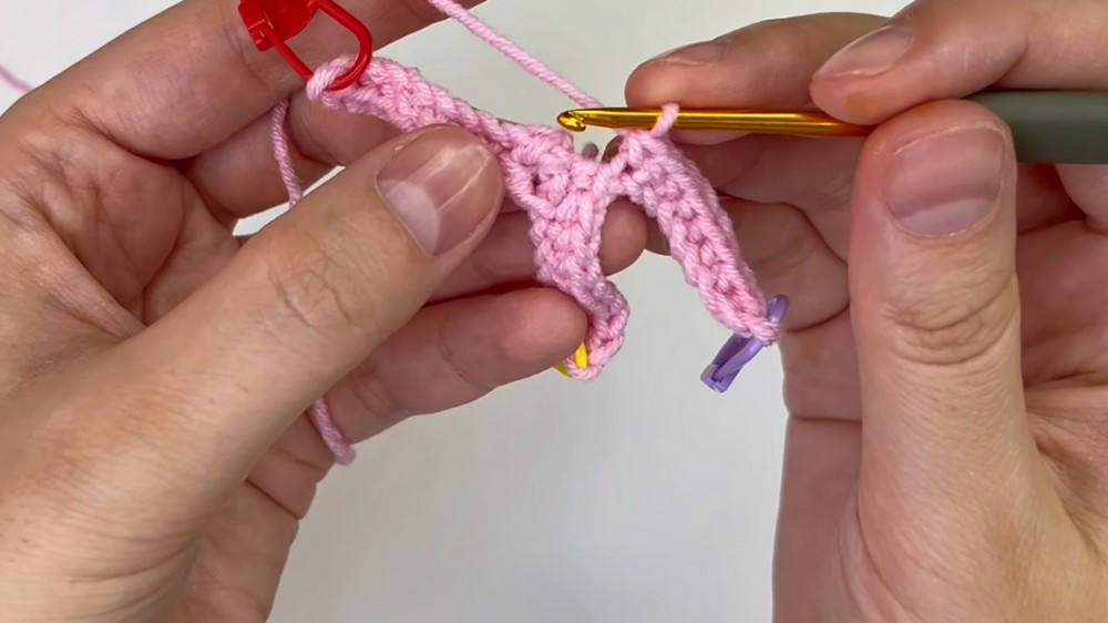 How to Crochet a Tulip Keychain 🌷 Easy, Fast & Beginner Friendly 5