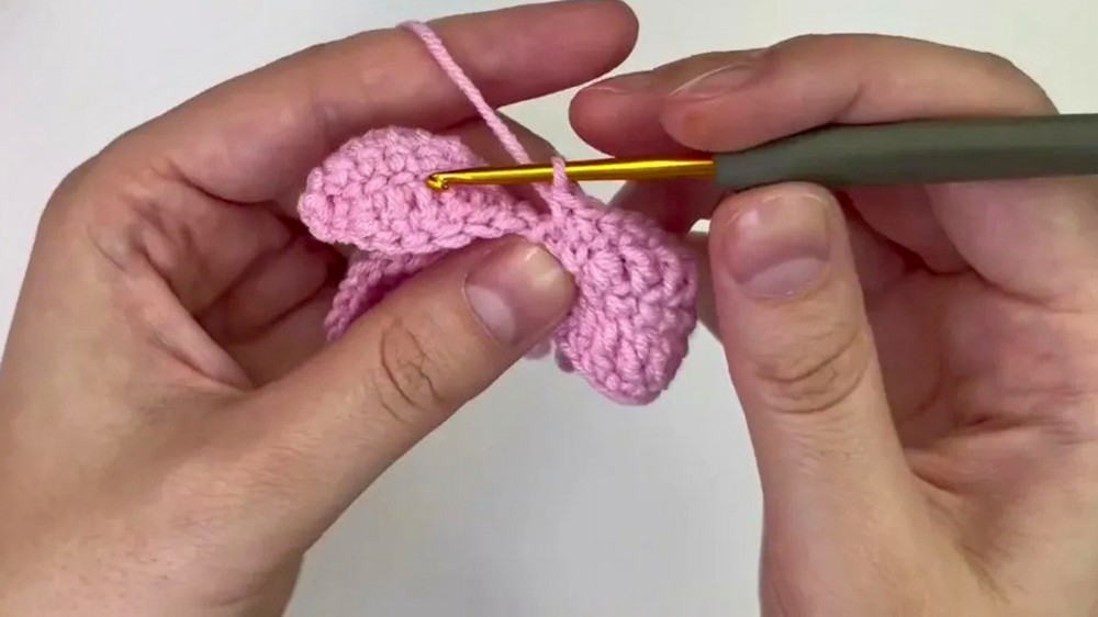 How to Crochet a Tulip Keychain 🌷 Easy, Fast & Beginner Friendly 6