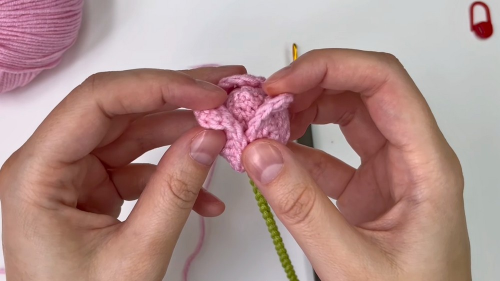 How to Crochet a Tulip Keychain 🌷 Easy, Fast & Beginner Friendly 8