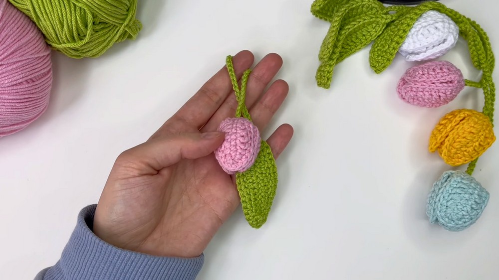 How to Crochet a Tulip Keychain 🌷 Easy, Fast & Beginner Friendly 9