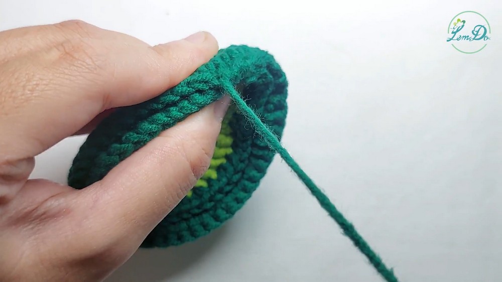 How to crochet a MINI AVOCADO AVOCADO keychain 10