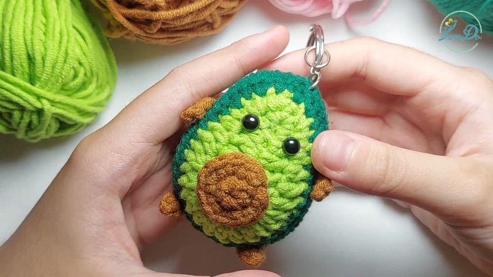 How to crochet a MINI AVOCADO AVOCADO keychain 11